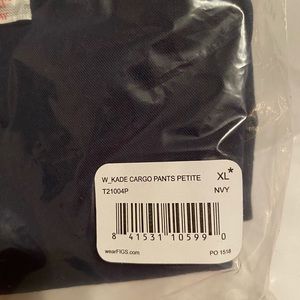 Women’s navy Kade petite cargo scrub pants-XL